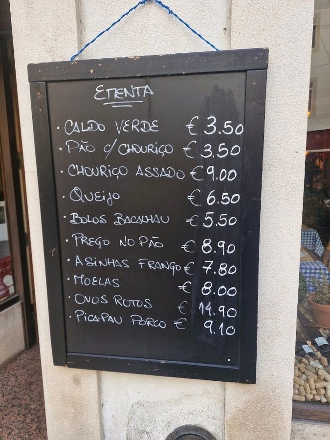 Quadro de ardósia com a ementa à porta da tasca